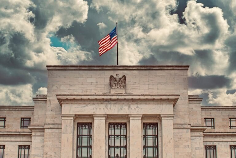Bandeira dos Estados Unidos sobre o edifício do Federal Reserve, ilustrando a dívida americana e o planejamento financeiro pessoal.